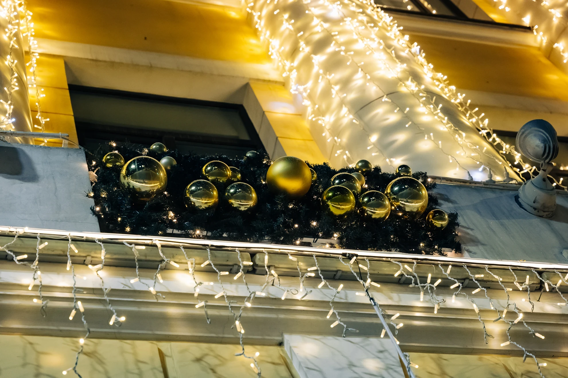 Монтаж новогодних гирлянд и освещения