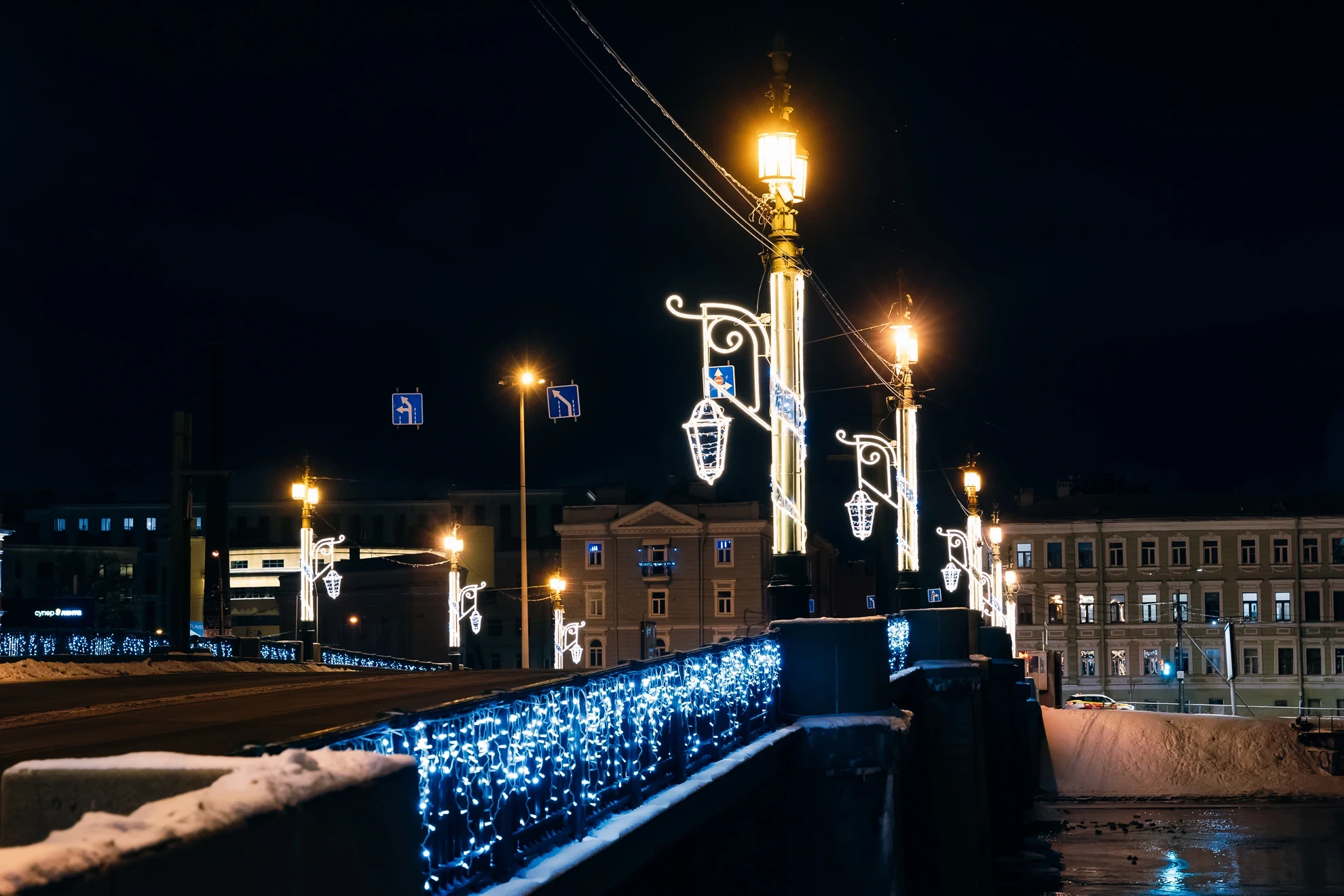 Монтаж новогодних гирлянд и освещения