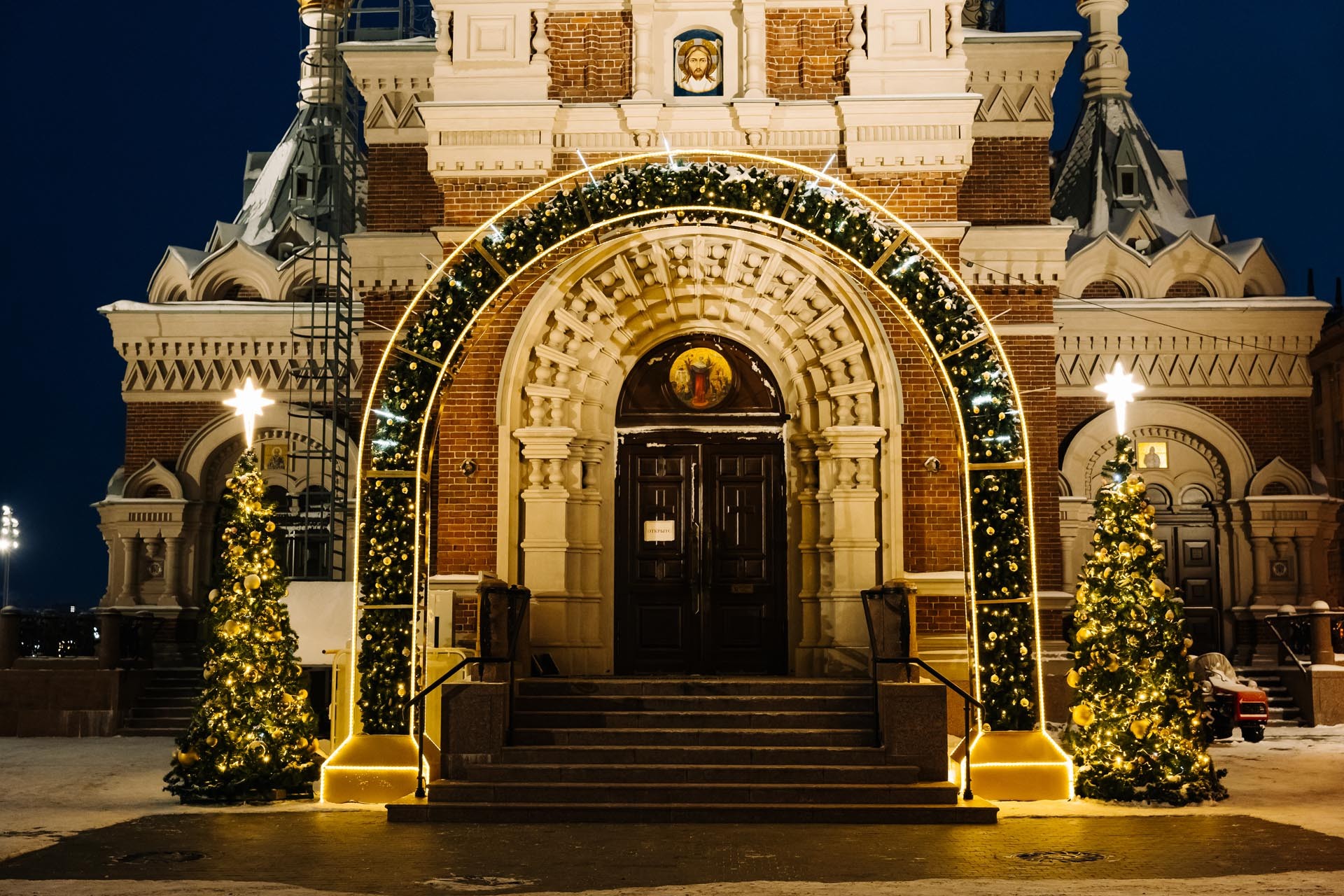 Украшение храма Иконы Божьей Матери