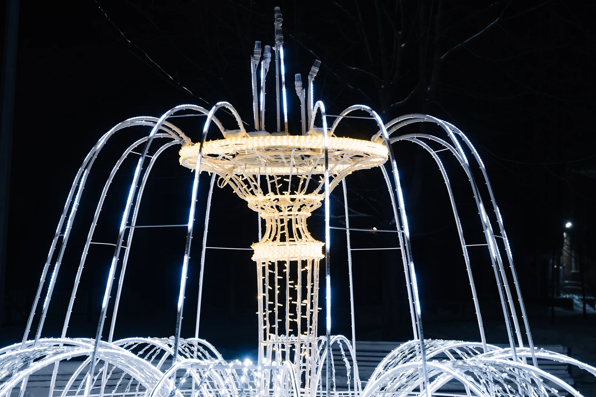 Монтаж новогодних гирлянд и освещения