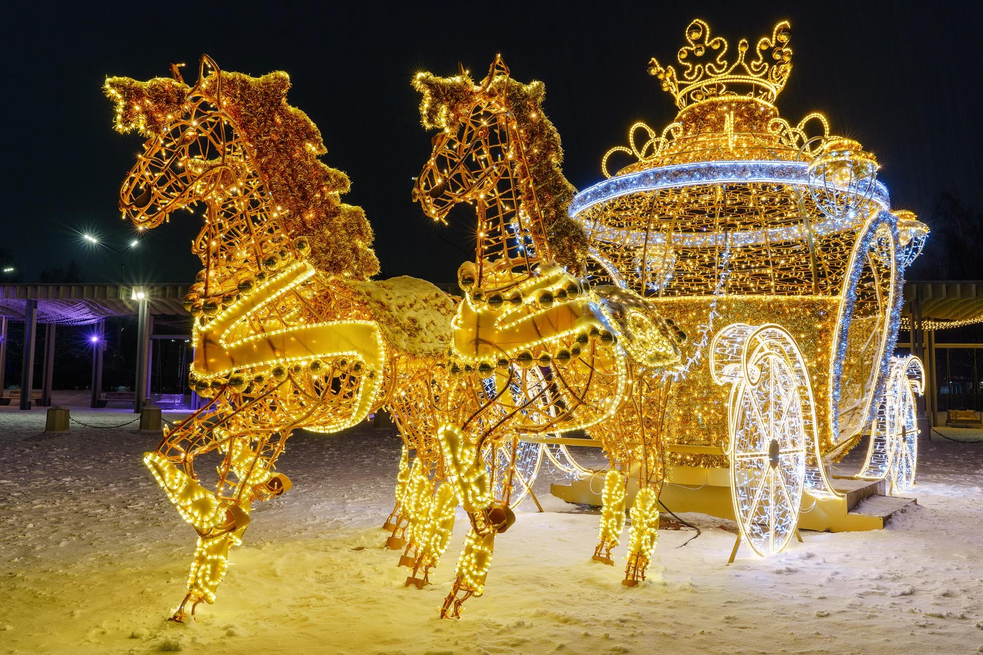 Череповец встретил Новый год в сказочном убранстве: